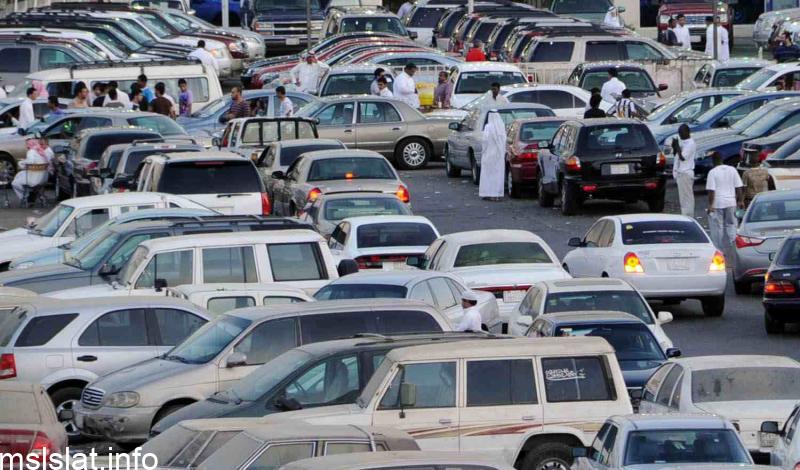 إذا كان التمثيل بالأعمدة أدناه يمثل متوسط عدد السيارات التي باعها أحد