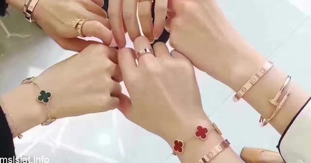 إذا كان مع سارة ٥ أساور و ٤ خواتم ، و يزيد ما مع مي على ما مع سارة ب ١٠ أساور و ٦ خواتم، فإن نسبة عدد الأساور إلى عدد الخواتم متساوٍية لديهما.