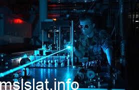 ذهب 30 طالبًا في رحلة إلى أحد معارض العلوم، فإذا كان حضور عرض أشعة الليزر يكلف