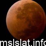 عندما تلقي الارض بظلها على القمر يحدث