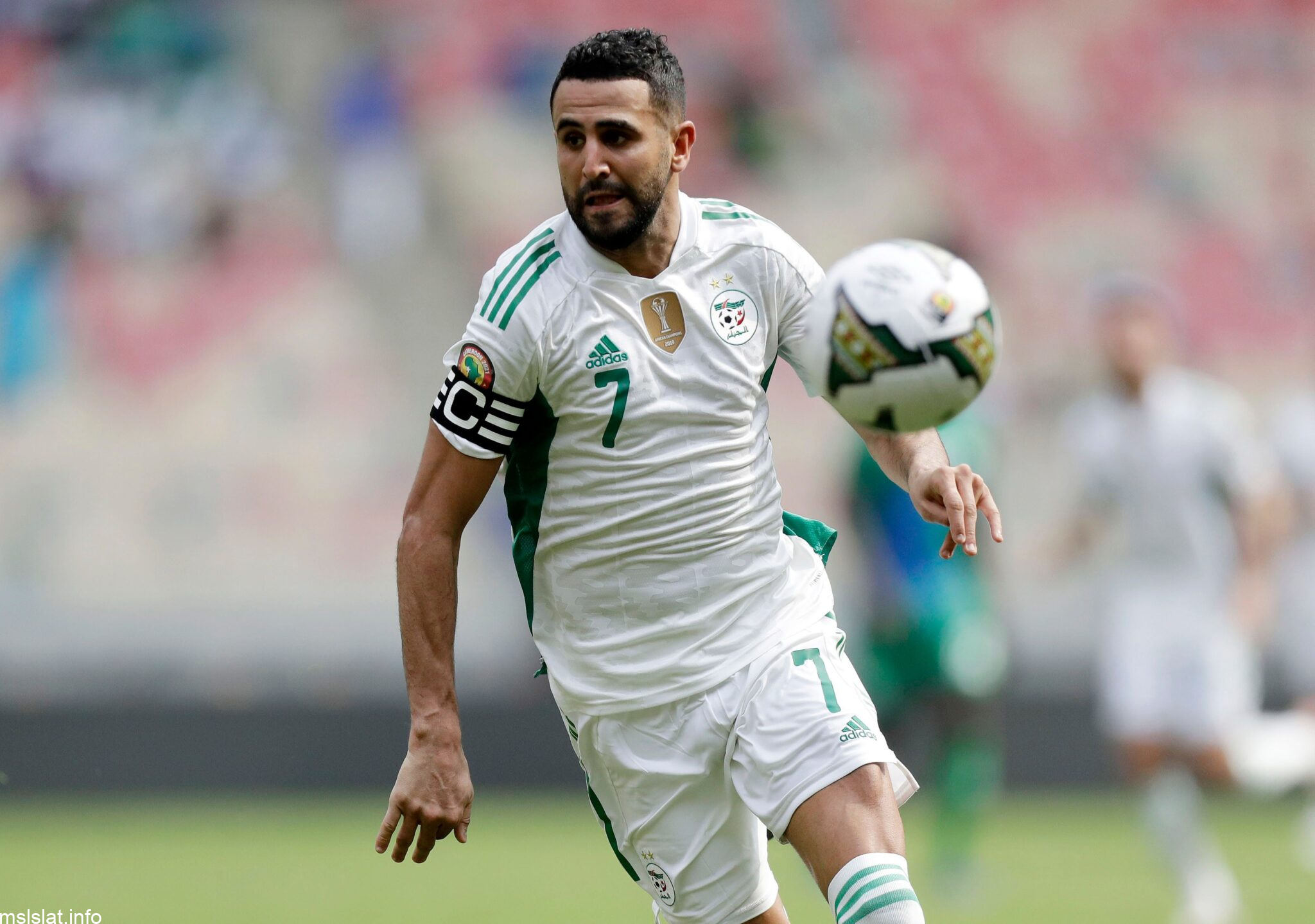 كم راتب رياض محرز مع الاهلي السعودي