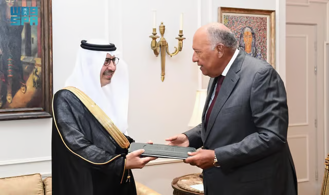 السفير صالح بن عيد الحصيني يسلّم نسخة من أوراق اعتماده لوزير الخارجية المصري