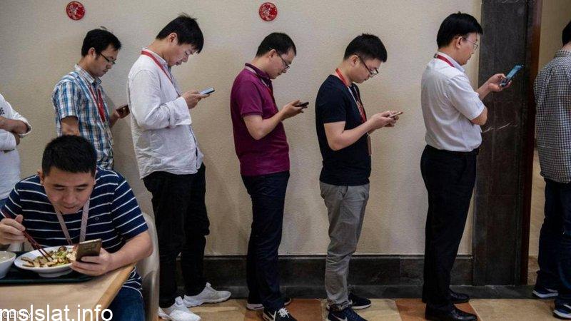 شاهد من داخل “هواوي”.. هكذا يعمل الموظفون وينامون