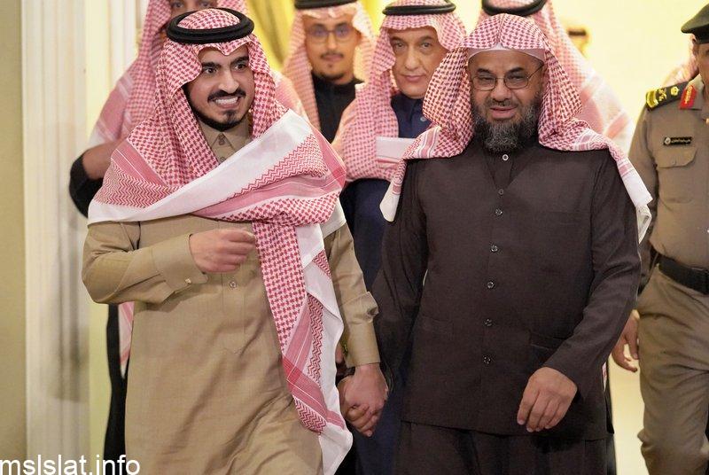أمير مكة بالنيابة يزور إمام وخطيب الحرم بمنزله في الطائف