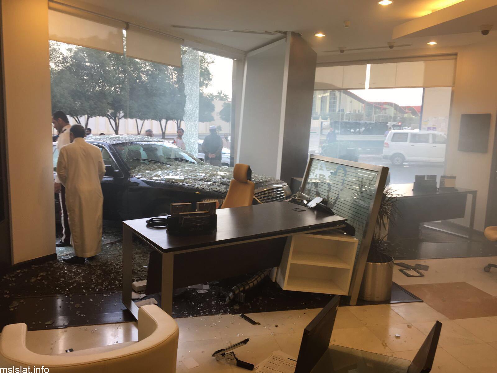بالفيديو.. حادث بنك الجزيرة دخول سيارة على بنك الجزيرة التخصصي